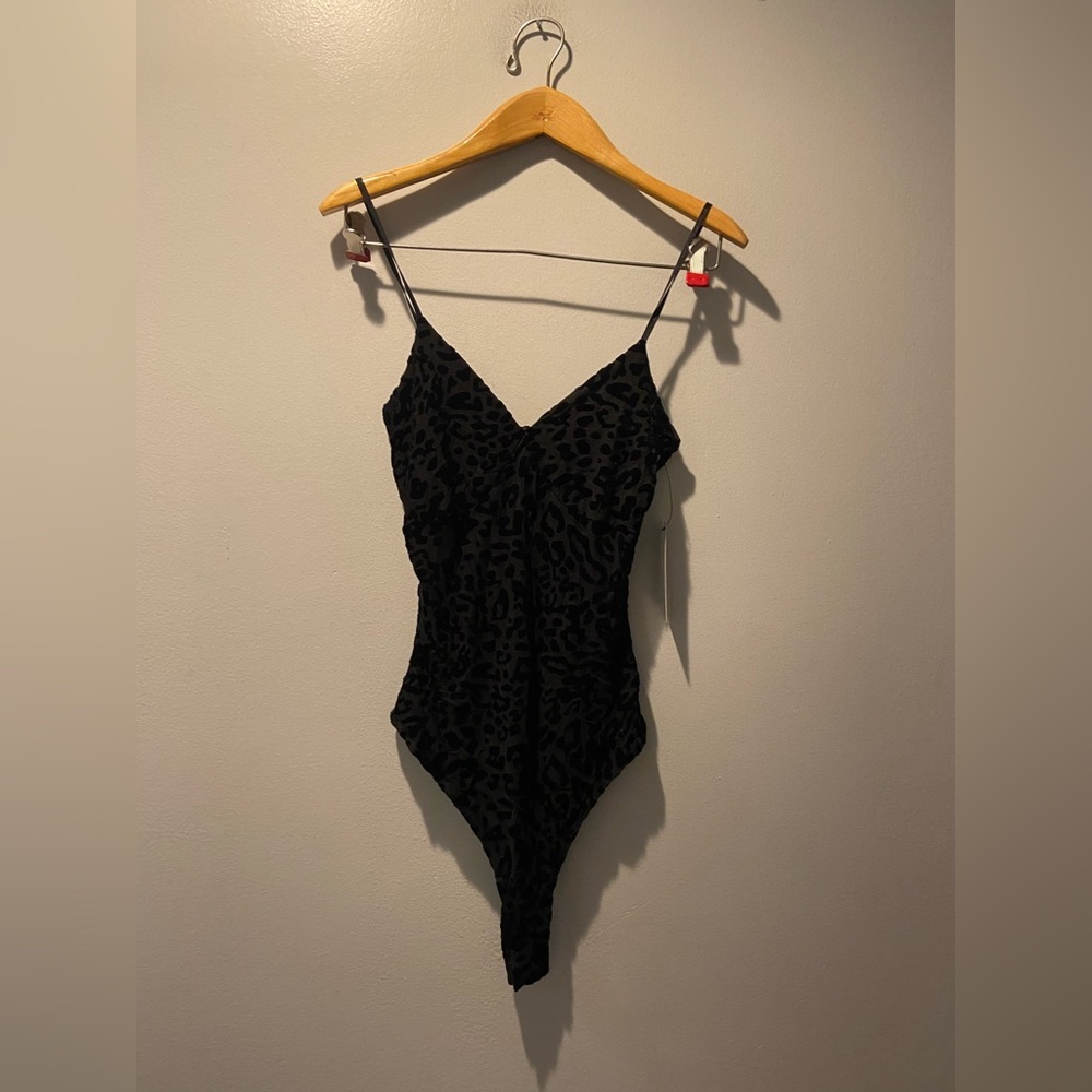 BRAND New with Tags Lulus Leopard Print Velvetly Bodysuit Size X Small - Picture 1 of 4